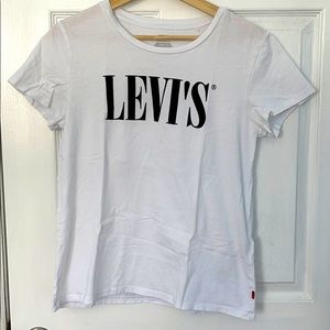 White Levi’s logo t shirt